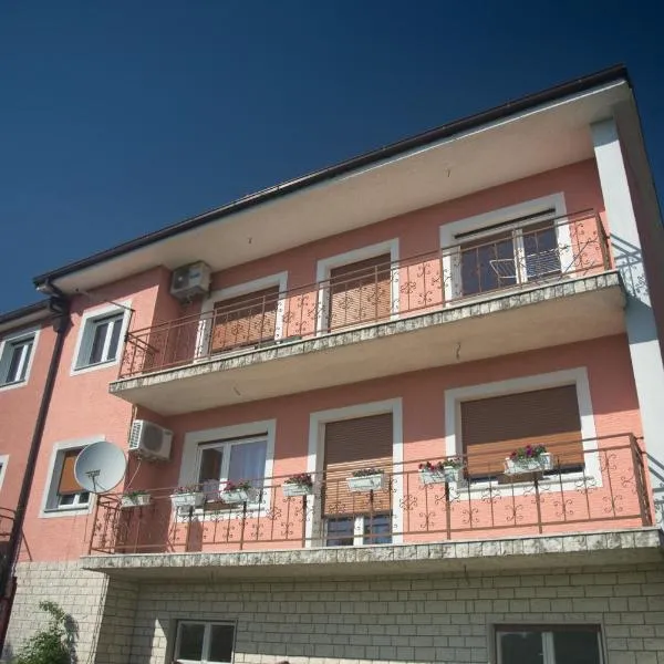 加尔佳尼克公寓，位于Buzdohanj的酒店