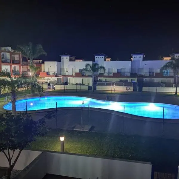 Casa familiar a pie de piscina，位于维拉的酒店