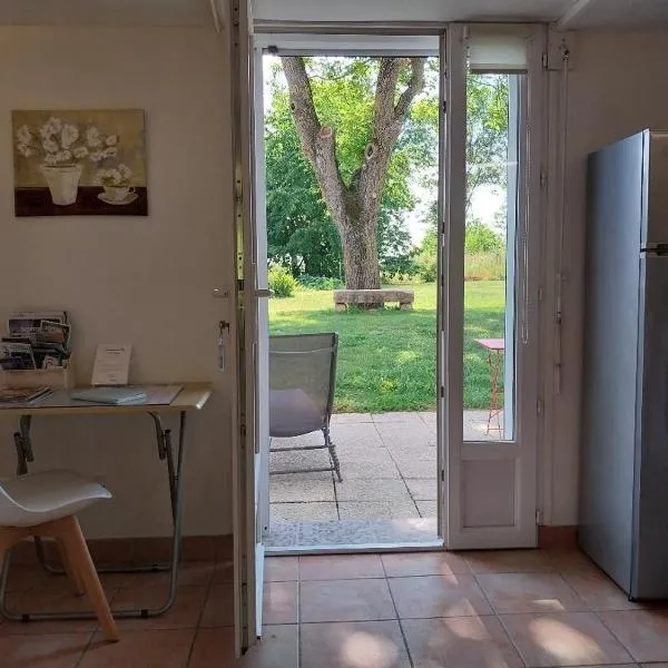 Le Gîte Les Grives,位于Villers-Carbonnel的酒店