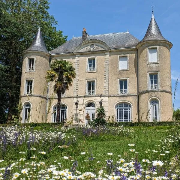 Château de Lavaud，位于Bussière-Badil的酒店