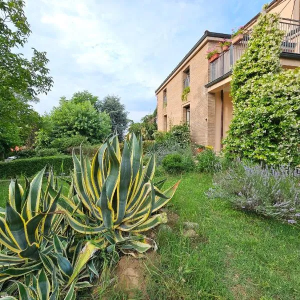 Casa VINCENZO 130 mq con 2 Bagni ed ingresso esclusivo dal giardino，位于Felino的酒店
