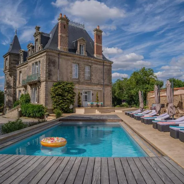 Le Château des Tourelles en Vendée，位于Saint-Martin-des-Tilleuls的酒店