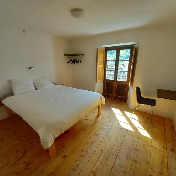 Room in Apartment - Casa Coerente Cavergno Single room 2，位于Cevio的酒店