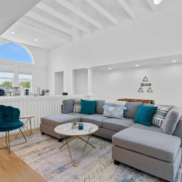 Stylish Phoenix Townhome - Foosball Table, Laundry, Parking!，位于凤凰城的酒店
