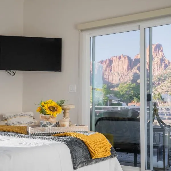 Painted Desert-4Bed, 3Bath, Hot Tub, Deck，位于Hildale的酒店