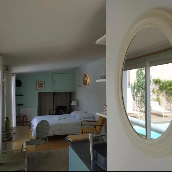 Chambre studio indépendante au calme vue sur piscine，位于Teyran的酒店