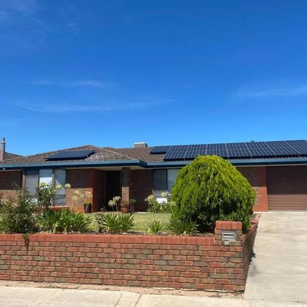 Comfortable Home in Camden Park，位于Plympton的酒店