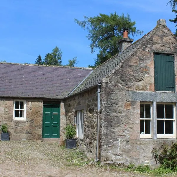 Steading Cottage - Craigievar Castle，位于Alford的酒店