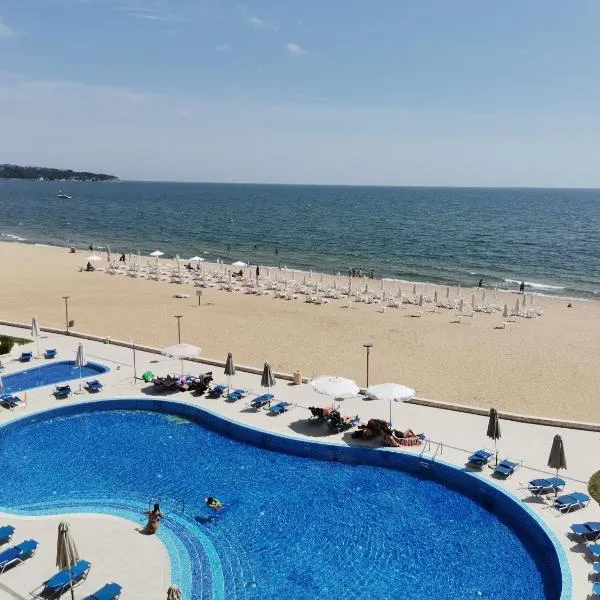 Апартамент Б306 в Обзор Бийч Резорт на първа линия с перфектен изглед към плажа!，位于奥布佐尔的酒店