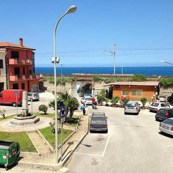 A tre passi dal Mare con Parcheggio Gratuito，位于焦约萨马雷阿的酒店