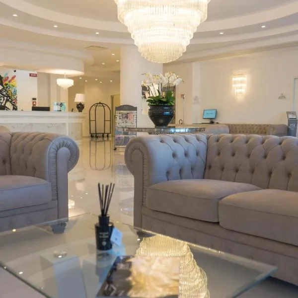 PM Hotel，位于卡坦扎罗丽都的酒店