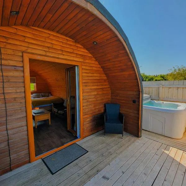 Pond View Pod 2 with Private Hot Tub -Pet Friendly- Fife - Loch Leven - Lomond Hills，位于Kelty的酒店