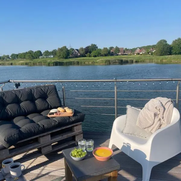 Hausboot der Friesländer im Wangermeer，位于旺格兰的酒店