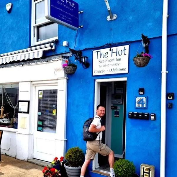 The Hut Wales - A Sea Front Inn，位于瓦利的酒店