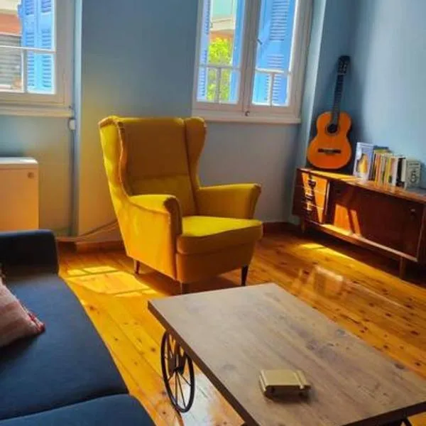 Yellow and blue relax house，位于比雷埃夫斯的酒店