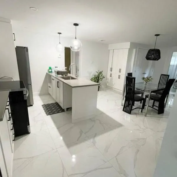 Stylish and luxurious apartment basement unit，位于隆格伊的酒店