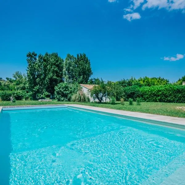 Mazet au calme -Piscine privée-Grand jardin arboré，位于圣康坦拉波特里的酒店