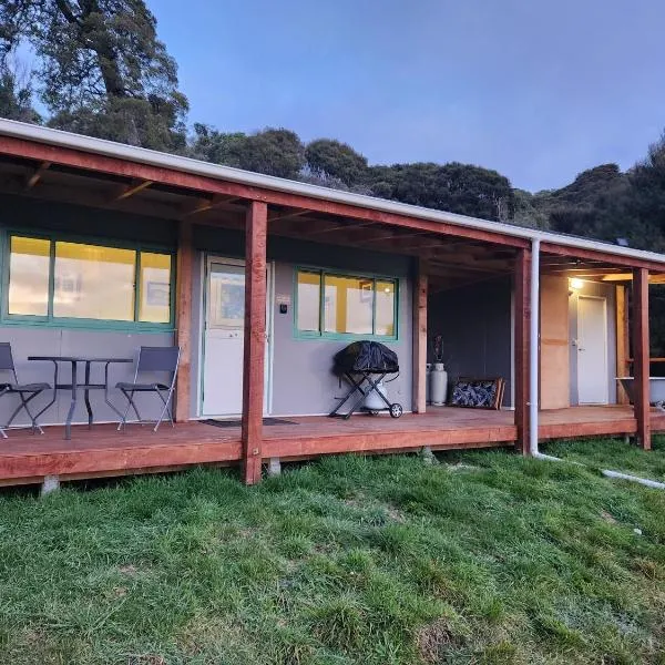 Glenwood Akaroa Bush Retreat - Kanuka Hut，位于阿卡罗阿的酒店