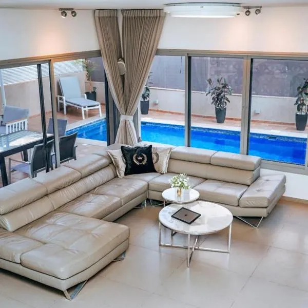 O&O Group - Prestigious Beachfront Villa W Private Pool，位于佩塔提克瓦的酒店