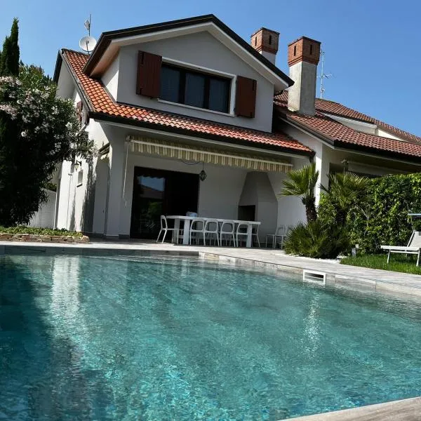 VILLA SALICE 9.2，位于伊索拉阿尔巴勒拉的酒店