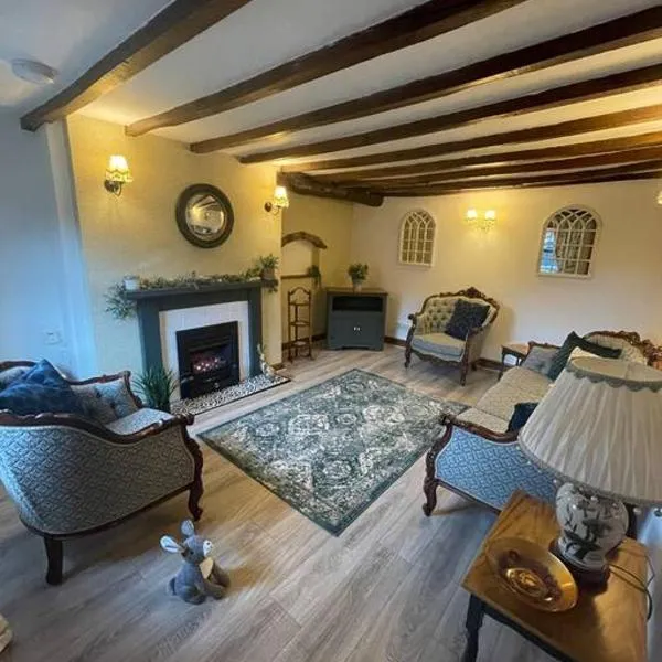 Beautiful Village Cottage 5 mins to Alton Towers，位于Rocester的酒店