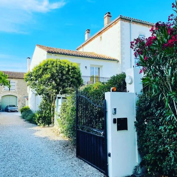 Les Ecuries - 3 bedroom Gîte with plunge pool near Narbonne & the Canal du Midi，位于Saint-Nazaire-dʼAude的酒店