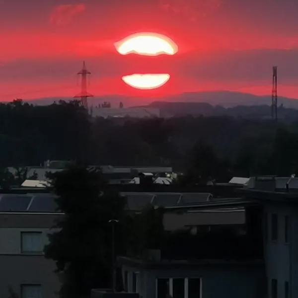 Skyline klimatisierte Dachgeschoss-Wohnung in Dornbirn mit Blick ins Rheintal，位于多恩比恩的酒店