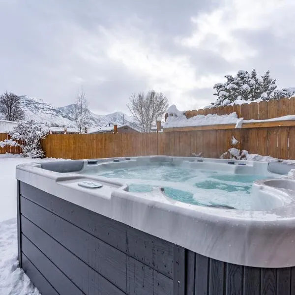 Modern home near UVU and BYU with hot tub and mountain views，位于Lindon的酒店