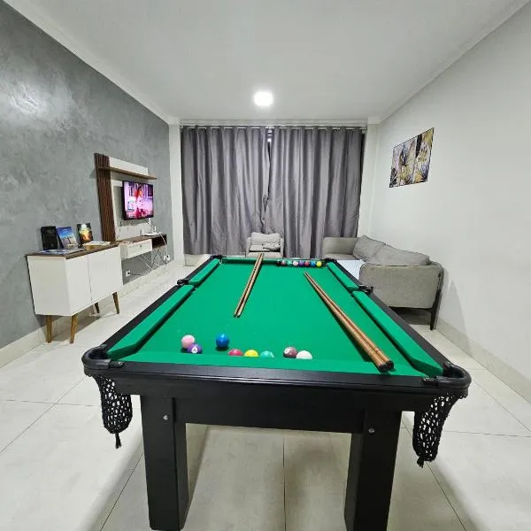 Casa espaçosa, mesa de sinuca e piscina aquecida!，位于马林加的酒店