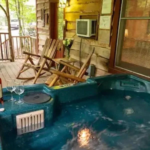 Cozy Cabin: River View with Hot Tub，位于达洛尼加的酒店