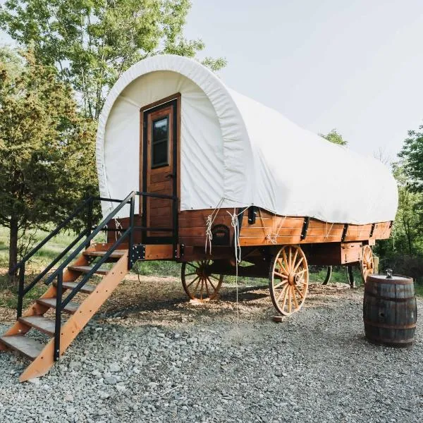 Heated & AC Full Bathroom Covered Wagon，位于Keuka Park的酒店