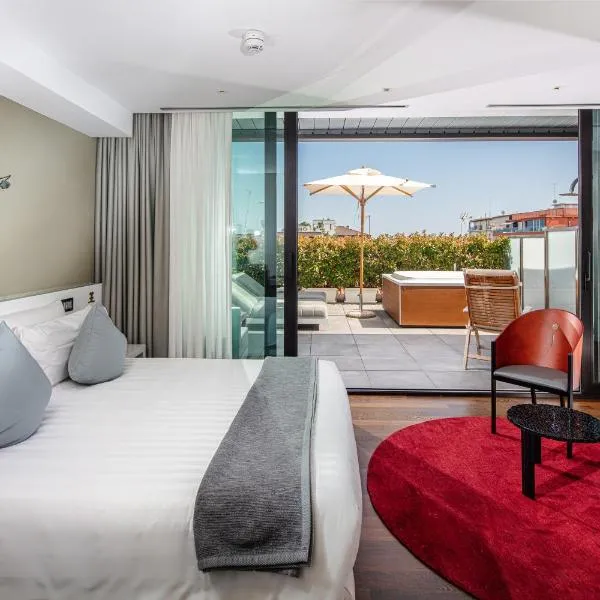 Monaco Suites Hotel，位于利尼亚诺萨比亚多罗的酒店