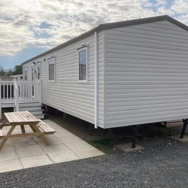 3 Bedroom Modern Caravan Sleeps up to 8，位于Silecroft的酒店