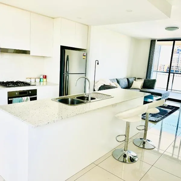 Modern 2 bedroom & 2 bathroom apartment with stunning Sydney CBD & Skyline Views!，位于利物浦的酒店