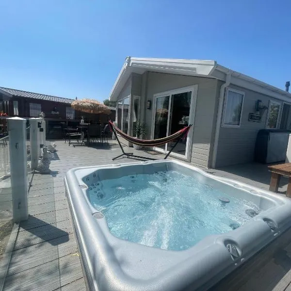Indulgence lakeside lodge i1 with hot tub, private fishing peg situated at Tattershall Lakes Country Park，位于塔特舍尔的酒店