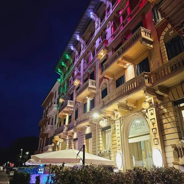 埃斯普奈德酒店，位于维亚雷焦的酒店