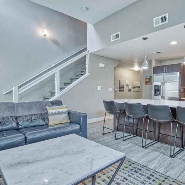 Modern Townhome near Old Town, Breweries, & River!，位于柯林斯堡的酒店