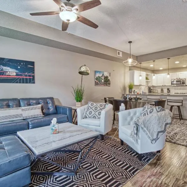 2 Bedroom townhome, super close to downtown FC!，位于柯林斯堡的酒店
