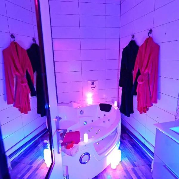 Luxe Sauna Privatif et Grand bain Jacuzzi à deux à Biscarosse Plage pour Nuit Romantique avec décoration LED et Bougies，位于比斯卡罗斯的酒店