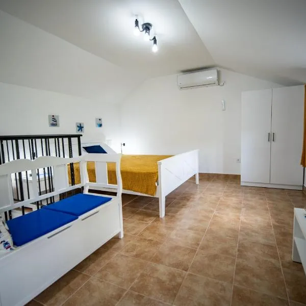 Studio apartment Villa Radovic，位于Strp的酒店