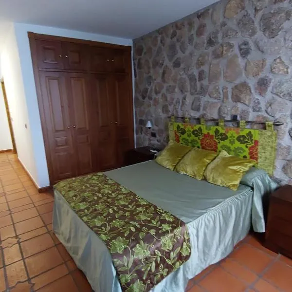 Hotel Rural Las Nogalas，位于Valdefuentes的酒店