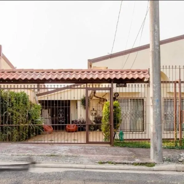 Casa Sarita - Cerca del Juan Castro, hospital y tribunales，位于Quesada的酒店