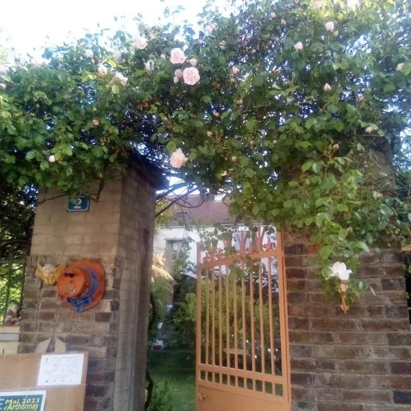 La Grille Fleurie, chambres d'hôte chez l'habitant，位于Arthonnay的酒店