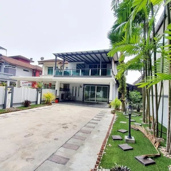 GARDEN COZY2STOREY HOME 4ROOM 10PAX@NEAR ALMAJUSCO，位于大山脚的酒店