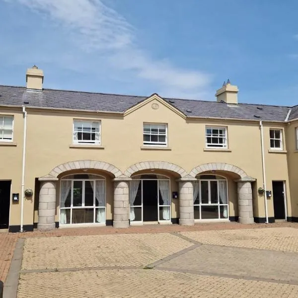 The Downshire Arms Apartments Hilltown，位于纽里的酒店