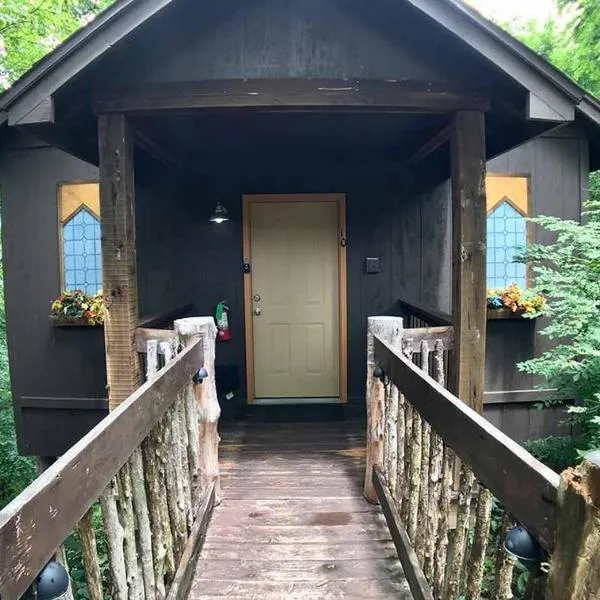 Abbey Chateau Treehouse #10 / Oak Crest cottages and treehouses，位于尤里卡斯普林斯的酒店