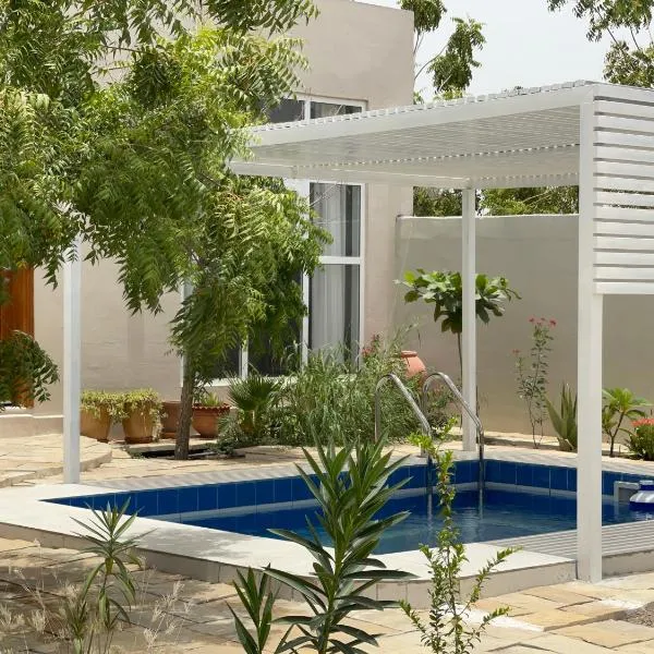 Little Garden private pool villa，位于Wīhī al Murr的酒店