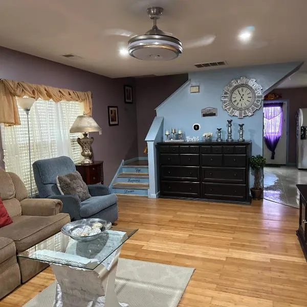 Colorful 3 bedrooms twin home near Center，位于费城的酒店