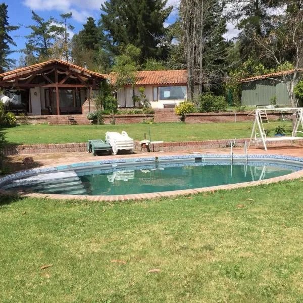 Alojamiento Punta verde Gran casa orilla Lago Rapel piscina ,jardines ,quincho ,terrazas,para 13，位于Las Cabras的酒店