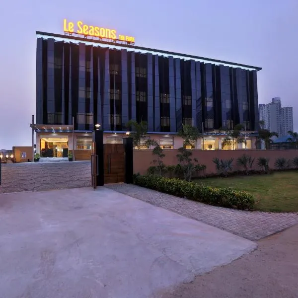 HOTEL LE SEASONS PARK，位于大诺伊达的酒店